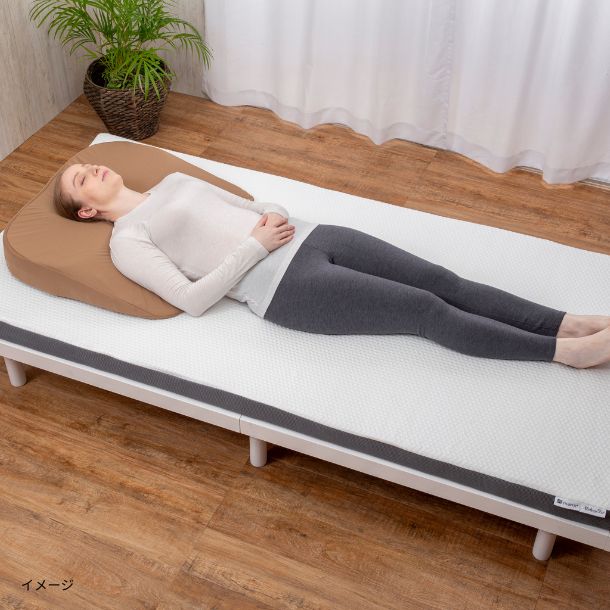 寝るだけで胸を開くピロー ココアブラウン」のお得通販｜Kuradashi